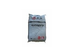 强力抗渗粘结胶泥 

    性能特点
    ◆极强的粘结力并具有柔韧性,防止裂纹产生、不空鼓、不龟裂不反碱吐白。
    ◆良好的工作性，保水性及抗下垂性，可大面积施工、提高施工效率。
    ◆具有憎水功能，可防止水份从饰面粘结层渗入，有效避免了饰面层渗水现象。
    ◆耐水、耐温、耐冻融、无味、无毒、无污染、涂层薄、耗料少，不需加任何助剂，只需加适量干净水拌匀即可，操作简便，提高工程质量。
    施工方法
    ◆瓷砖的固定应按常规工艺进行。
    ◆将本品加入净水，水灰比例约为1：3.5，人工或机械搅拌，应搅拌均匀至稠浆，拌合后应在3-4小时内用完。
    ◆用馒刀使胶泥表面形成齿状纹理，将瓷砖紧压于胶泥，瓷砖整个背面均须与胶泥完全密合不留空隙。
    ◆粘贴层厚度不得小于1.5mm。
    ◆亦可将胶泥涂在瓷砖背面，再贴到位。
    ◆因气候与环境湿度不同，初度硬化为1-3天，填缝作业在胶泥固结后进行，为取得最佳效果，建议使用填缝胶泥。
    包装保存
    ◆避免阳光直接照射，应放在拖板上离地储存，以防雨水浸湿，避免过度叠压。
    ◆包装：20kg/袋。未启封产品可保存12个月。
    ◆产品执行标准：JC/T547-2005。

