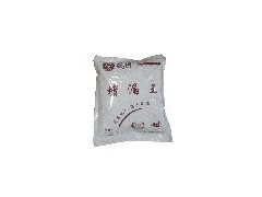 堵漏王 

    产品简介： 
    漏王是具有国际先进水平的高科技产品。具有快干、速凝、分钟止水、瞬间堵漏、抗渗防潮、永久防水等显著特点。与新老混凝土、砖石、金属等基层粘结牢固。本品无毒、无害、无污染，可带水作业，是一种理想的防水堵漏材料。
    技术指标(温度20±2℃)：
    加水量(%) 凝结时间(min) 抗压强变(mpa) 
    30-32 初凝 终凝 15分钟 1小时 1天 28天
    1-3 4-5 ＞8.0 ＞17.0 ＞35.0 ＞55.0 
    抗渗性：
    净浆试体养护三天，在1mpa水压下不透水。
    适用范围：
    该产品广泛用于屋面、地下室、卫生间、水池、地铁、遂道、人防洞库、军事坑道等工程的止水堵漏和紧急抢修，也可用于工业基础设备的加固及抢修工程。
    使用方法：
    1、首先将漏水处凿成“∨”型，把杂物清理干净。
    2、将１kg堵漏王加水0.25-0.3kg，迅速拌和。气温低于5℃时，用40℃温水拌和。
    3、将拌和好的堵漏王搓成泥团，放在手上约3-5分钟，感到泥团烫手稍微发硬时，迅速迎漏水方向压下，持续一定时间才可放手。从加水拌和开始，一般在15分钟内把水堵住。
    4、堵水后，再用水泥砂浆抹面，表面养护三天即可。 
    5、对于渗水坑，可直接把堵漏王干粉投入坑内，然后用脚踩住，待硬化后松脚即可。
    6、对于严重漏水缝，可采同引流法，即开沟引水，先堵高处后堵低处，最后再堵引水沟。
    注意事项： 
    1、本产品可在潮湿的基面上施工，迎水背水面防水效果相同。
    2、本产品防水抗渗、功能独特，并且耐盐碱抗低温，-40℃不龟裂，100℃高温无变化。
    3、本产品粘结力特强，与基面结合成牢固的整体，不剥离、不脱离，形成永久性坊水层。
    4、本产品储存在干燥、通风的库房里，严禁受潮。保质期一年。

